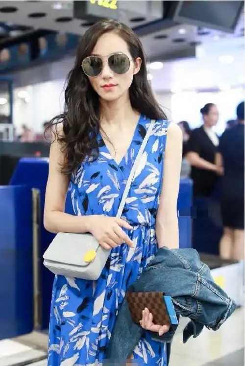 女明星越来越年轻穿蓝色碎花裙秀出高挑身材穿搭很有少女感