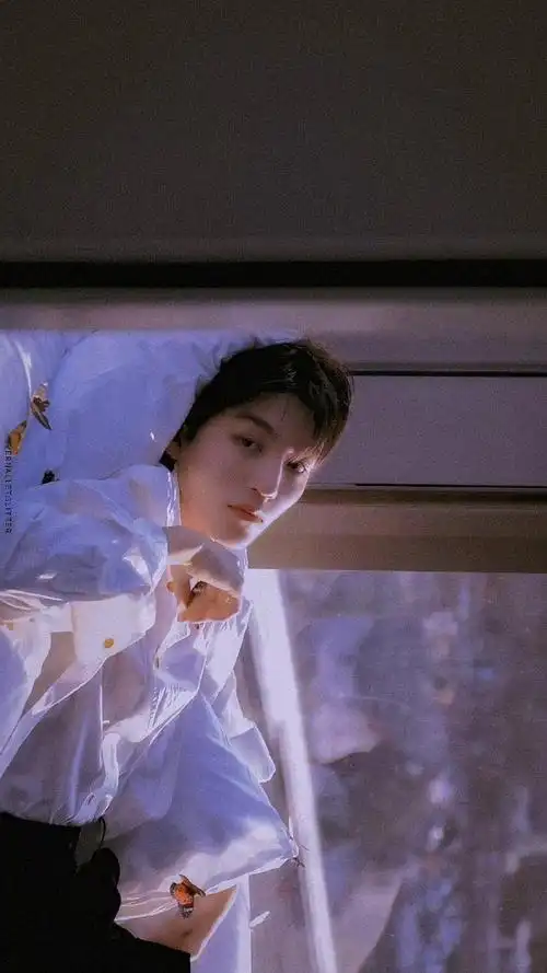 禁欲帅哥的这份易碎感和温柔依旧让我惊艳心动,好精致好漂亮@tfboys