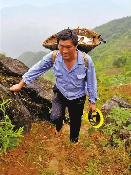 山阳县南宽坪镇安家门村党支部副书记,宁启水的120双草鞋和8个背篓