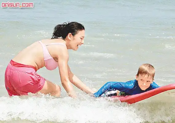 图文星女郎张雨绮穿粉色泳衣冲浪劲晒好身材4