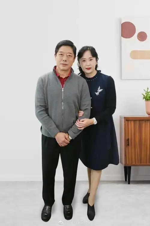 张继科罕见全家福!妈妈穿印花裙优雅似少女,儿子颜值低像爸爸!