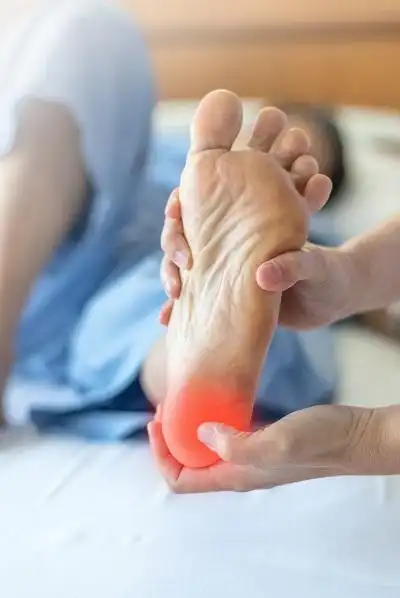 有时跖趾关节周围会发生肿胀,跖骨侧边位置的脚掌还会生出老茧,一走路