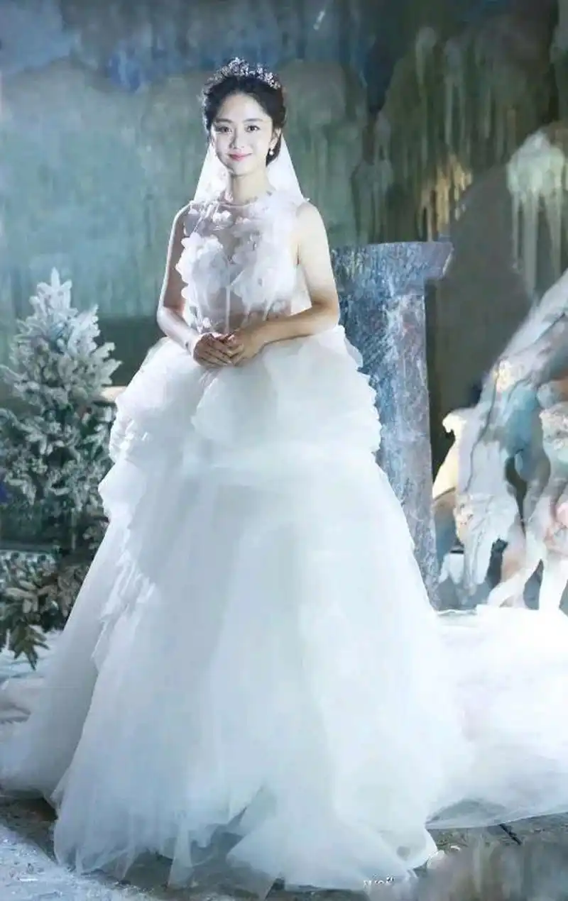谭松韵穿起婚纱照来,真的太美,圆圆的脸蛋,看起来超级可爱,谭松韵一看
