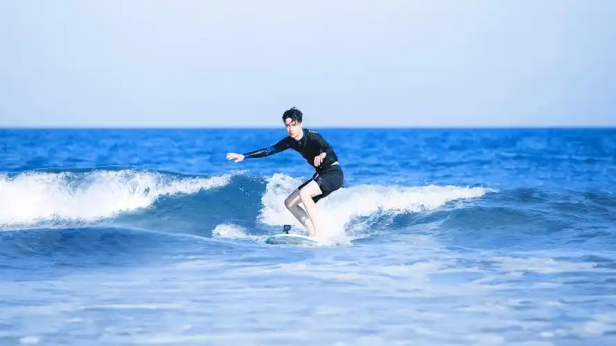 王一博冲浪清爽帅气写真800x600分辨率查看