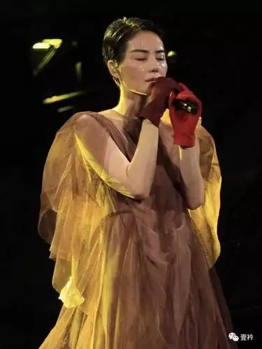 王菲要出新歌了?太上头了!先看看天后的演唱会造型缓解一下焦虑