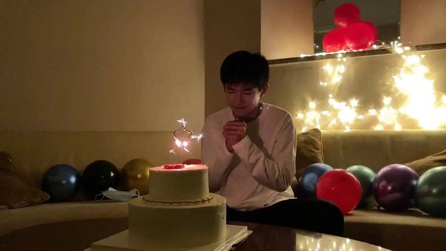 [易烊千玺][分享]201128 易烊千玺庆生图照合集 温馨浪漫的幸福时刻