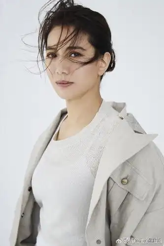 袁咏仪高调登画报,47岁优越发量太惊艳,百变风格更显优雅迷人