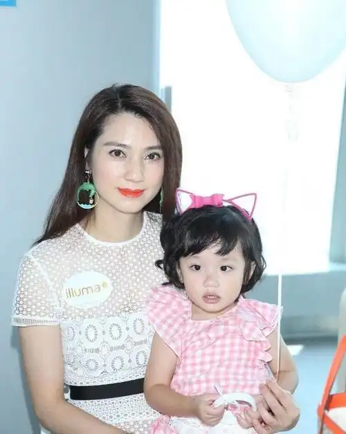 洪欣5岁女儿甜美可爱穿搭小清新大眼睛遗传了妈妈的美貌