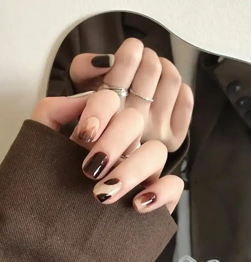 美甲 #短款美甲 #女孩子的指甲 #显白美甲款式图片 #棕 - 抖音