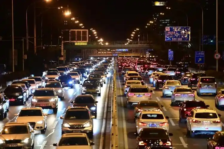 12月22日,北京市东二环东直门桥的晚高峰车水马龙.