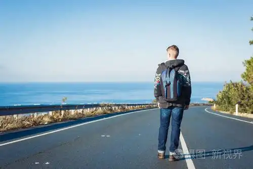背包的年轻男人独自一人行走在一条路照片-正版商用图片0oi2xk-摄图新