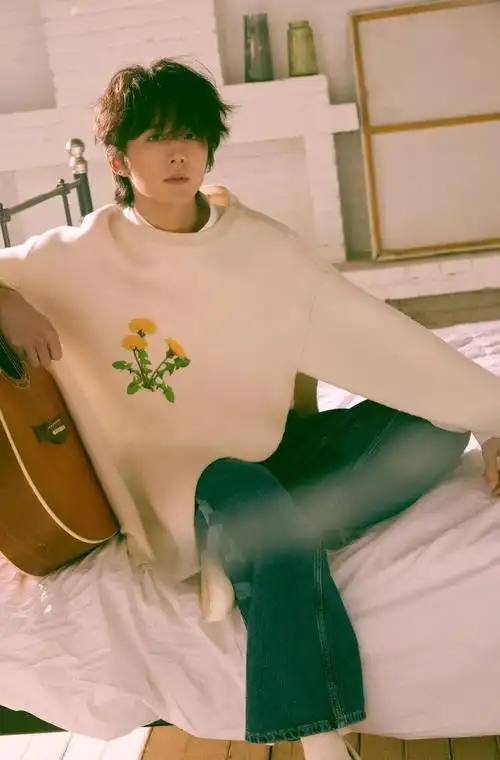 28岁生日写真,微卷长发轻微遮眼,浑身散发清新文艺的气质……|张新成