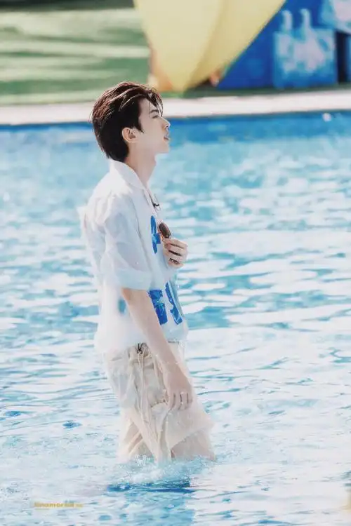 蔡徐坤在三亚穿羽绒服