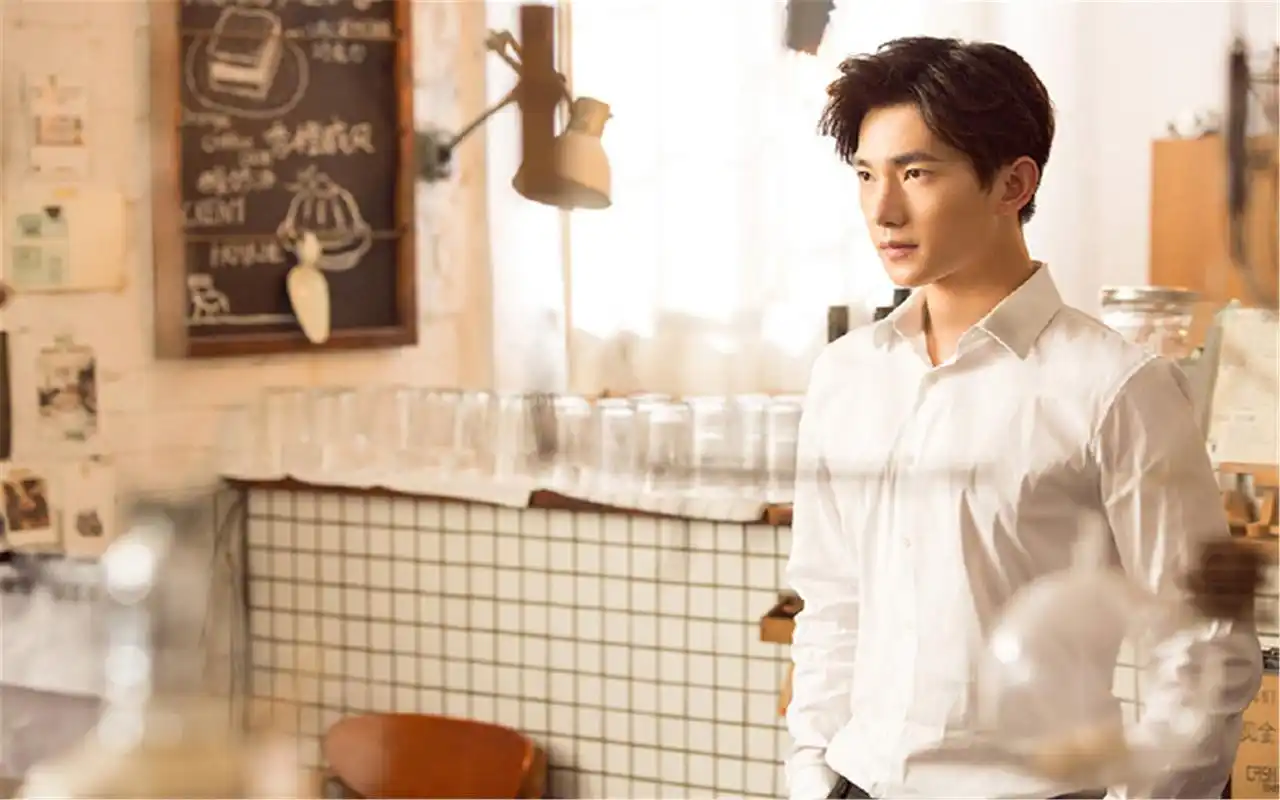 杨洋咖啡店阳光帅气写真壁纸图片下载