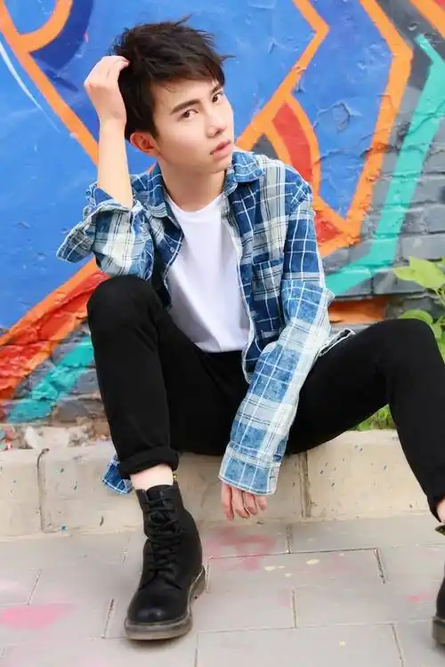 李俊濠《我们的少年时代》中简直就是1个逗比,活泼有趣,外表