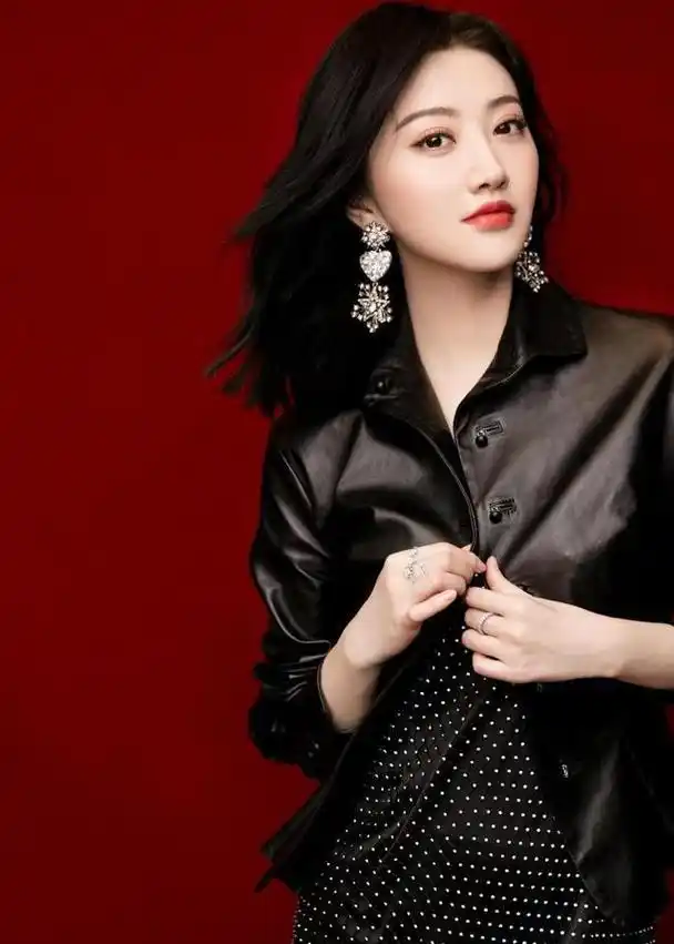 真正"贵气"的女人,一般都有8个特点,坚持学习,成就"气场女王"