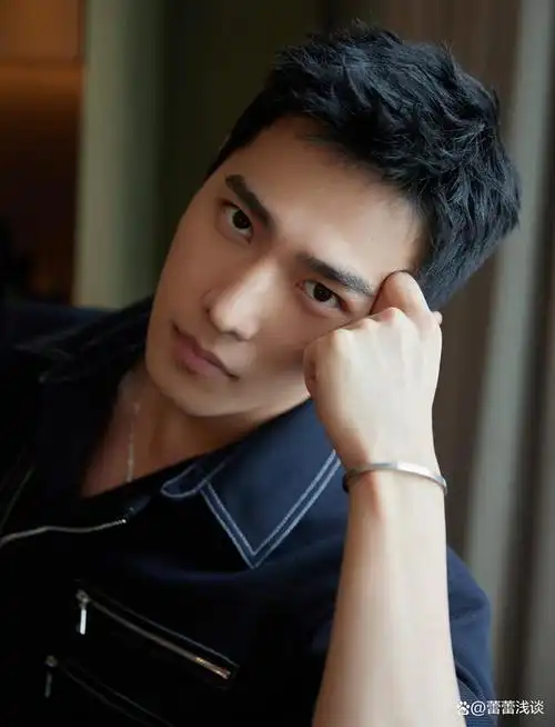 杨洋31岁生日剧组低调庆生,穿消防服在鲜花气球中笑出大白牙,帅