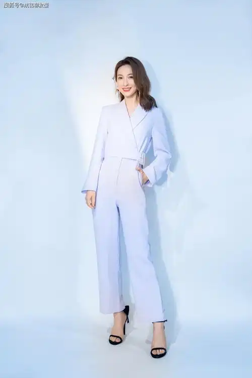 吴昕气质越来越好,白色连体衣秀出苗条身段,脚踩高跟凉鞋太吸睛