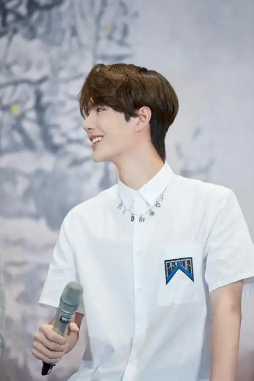 王一博身穿白色衬衫,泰国见面会