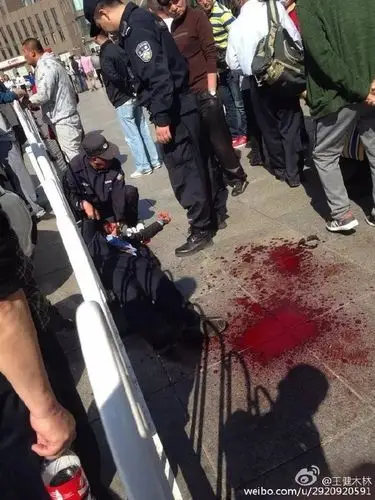 今日(4日)14时许,大连火车站北广场发生一起打架事件,一名男子用啤酒