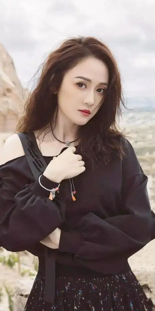 陈乔恩结婚后烫了羊毛卷穿蓝衣橘裙去度假44岁美出新高度