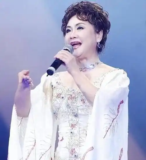 国庆期间李谷一现状曝光,身体瘦小引网友担忧!