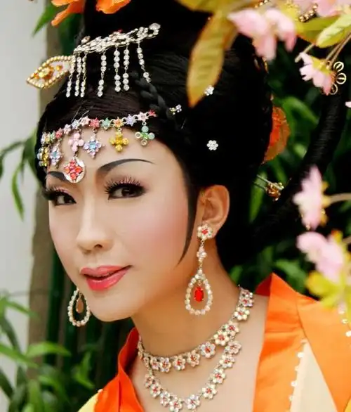 李玉刚,台上出彩台下拼搏,不是女人胜似女人