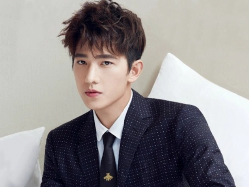 28岁肖战和28岁杨洋,同穿西装,暖男和高冷男的区别