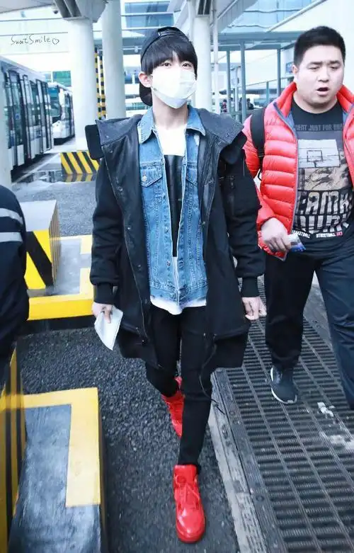 易烊千玺穿的红色鞋子