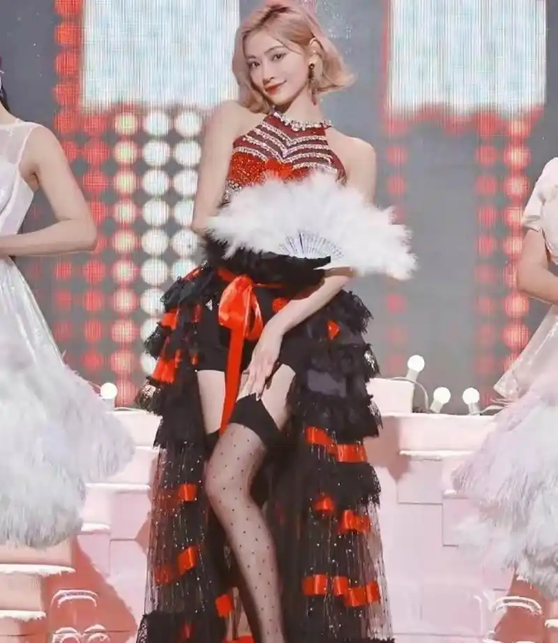 许佳琪:黑色斑点丝袜穿在她身上,展现出不一样的美感与魅力