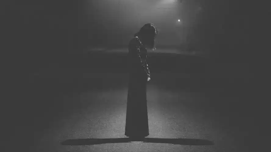 一个人抱头心碎绝望的伤感图片