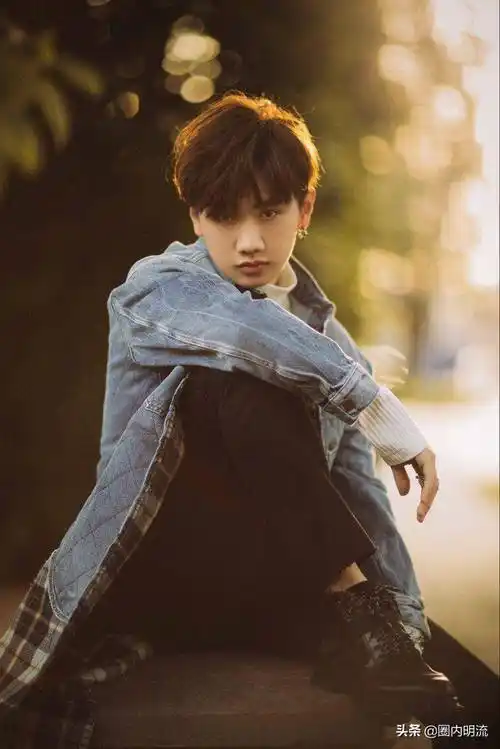 汪苏泷恋情曝光被女友霸气亲吻_靳梦佳_美女_祝福