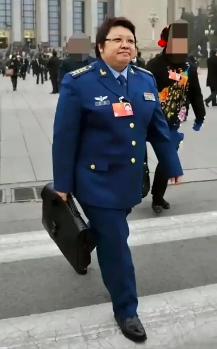 仔细观察韩红穿着的军装,才知道她居然是大校军衔,真令人佩服!
