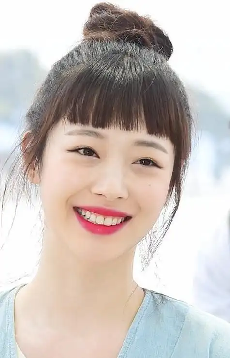 前f(x)成员崔雪莉,齐刘海丸子头可爱亮相,蕾丝连衣短裙搭配系带开衫