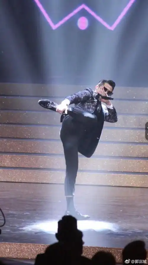 郭富城劲歌热舞太忘我,网友:裤裆都要裂了