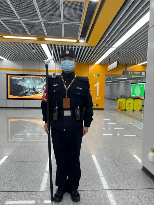 辅警换装服装胸牌胸号臂章都是新式的