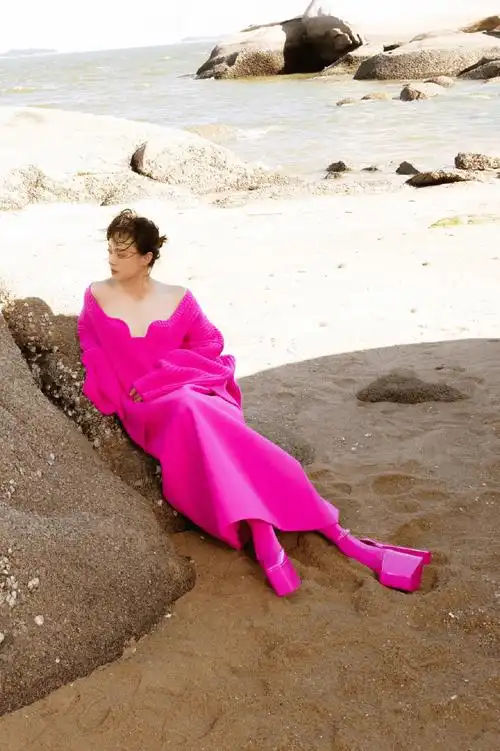 孙俪海边礁石曝光,穿印花裙时尚又时髦,赤脚戏水心情大好_娘娘_连衣裙