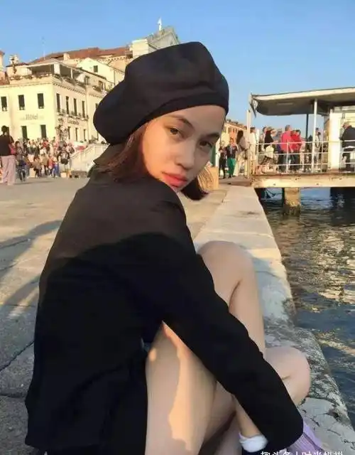 王一博蓝色绒面款惊艳,宋茜豹纹款气场强_帽子_脸型_时尚