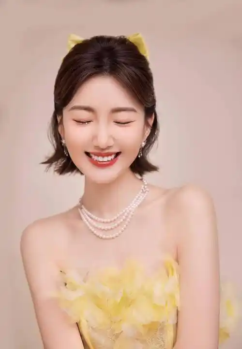 毛晓彤穿黄色花朵抹身材蓬蓬裙 明艳靓丽 俏皮可爱 露香肩雪肤甜美