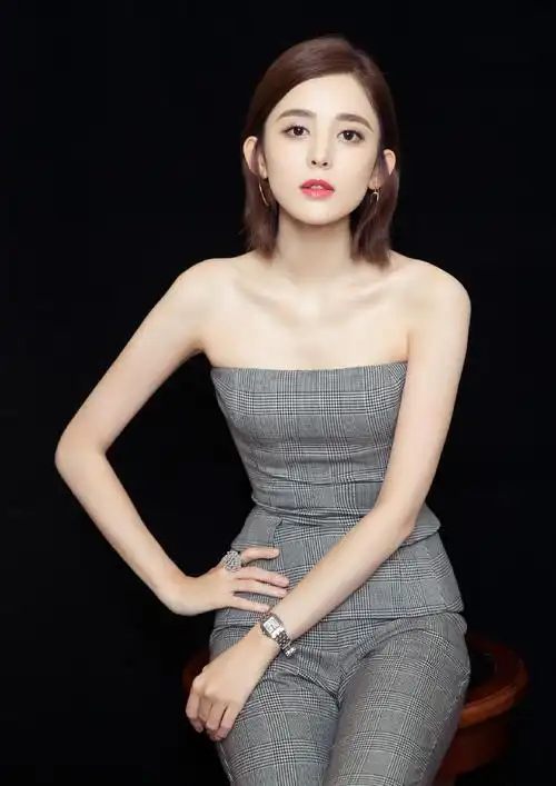 人比花娇古力娜扎穿一字肩短裙秀出美肩四层大耳环时髦又吸睛