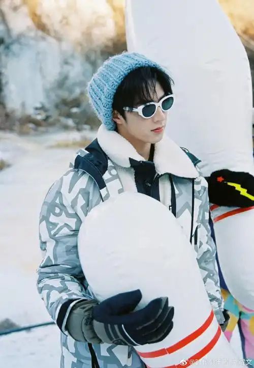 粉丝并不操心刘耀文的上学问题,因为这是艺人的隐私,不关注不知道等他