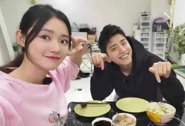 与后面的好友隔开了一些距离,另外三人似乎也习以为常,没有参与王大陆