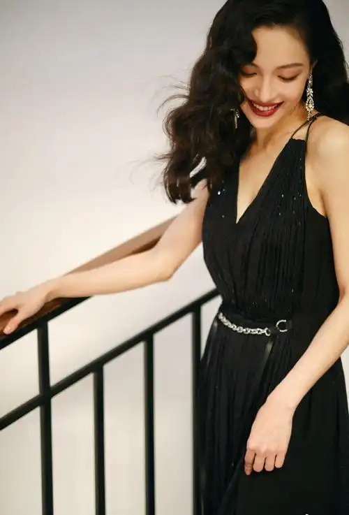 29岁钟楚曦真的杀疯了,穿深v长裙走红毯,港风美人尽显好身材|晚礼服