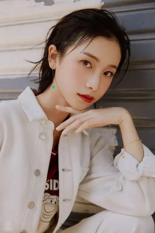 姜梓新休闲率性写真图片 _ 图片网