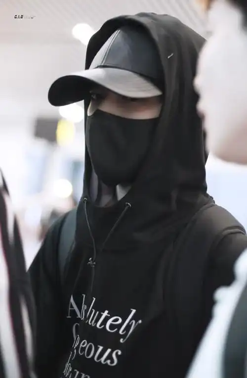 刘耀文棒球帽四宫格随拍##刘耀文 唱跳rap全能ace