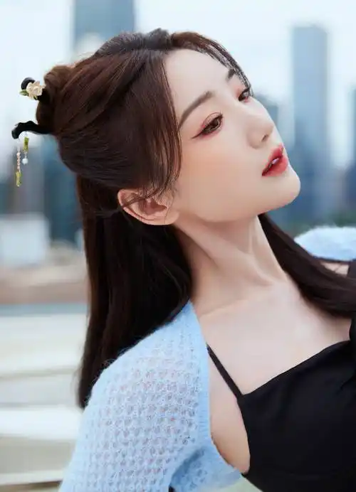 毛晓彤黑色吊带装优雅写真_皮肤_披肩_长发