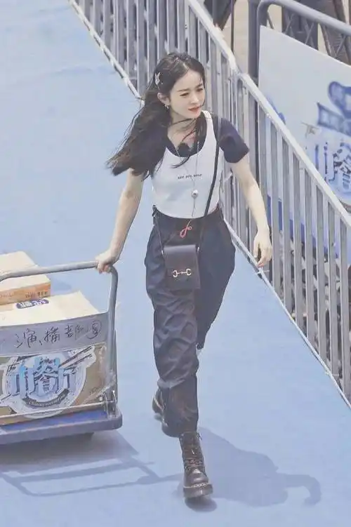 原创赵丽颖衣品大颠覆运动套装出街超吸眼球甜美小花变身酷辣女孩