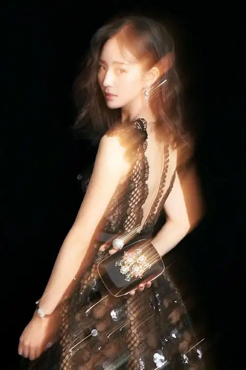 张钧甯一袭黑色蕾丝亮片裙闪耀全场,炫酷照片超级吸睛