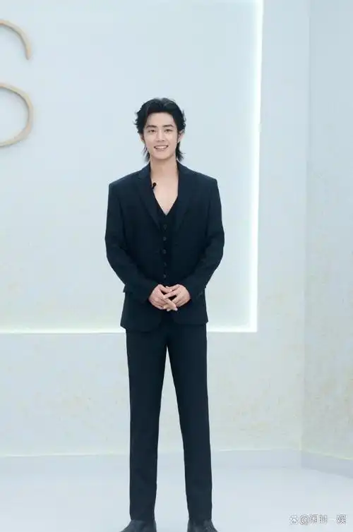 肖战深v西装照,网友大呼"这谁受得了,这才是我应该看的"