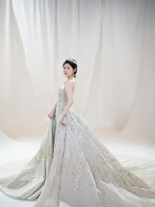 赵露思生日美照曝光穿闪耀银河裙秀好身材